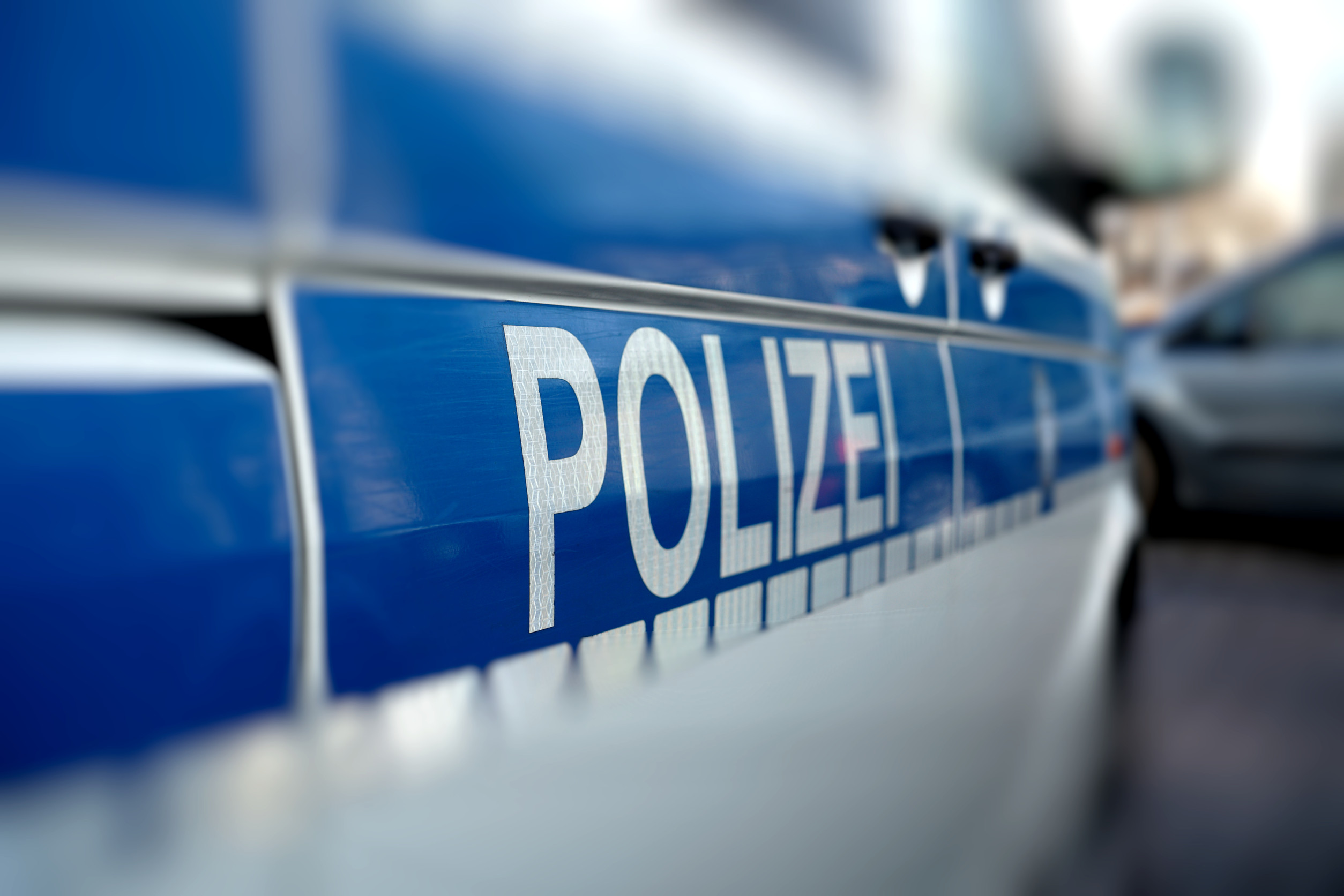 Nahaufnahme eines Polizeiwagens in der Seitenansicht