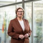 anke-rehlinger_saarland-MP-vor Fenster