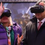 Hessens Innenminister Roman Poseck und Digitalministerin Prof. Dr. Kristina Sinemus mit VR-Brillen.