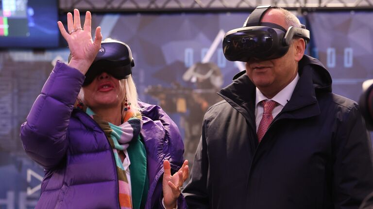 Hessens Innenminister Roman Poseck und Digitalministerin Prof. Dr. Kristina Sinemus mit VR-Brillen.