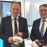 LDBV-Präsident Daniel Kleffel (l.) und BLKA-Präsident Norbert Radmacher bei der Präsentation des VR-Tatorts im BayernLab Starnberg.