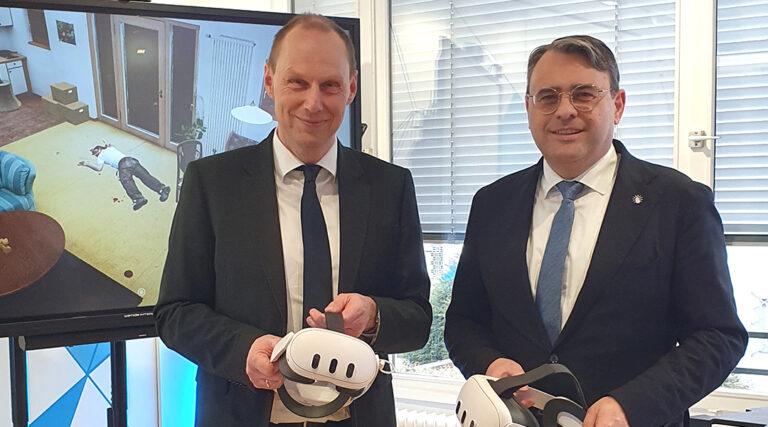 LDBV-Präsident Daniel Kleffel (l.) und BLKA-Präsident Norbert Radmacher bei der Präsentation des VR-Tatorts im BayernLab Starnberg.