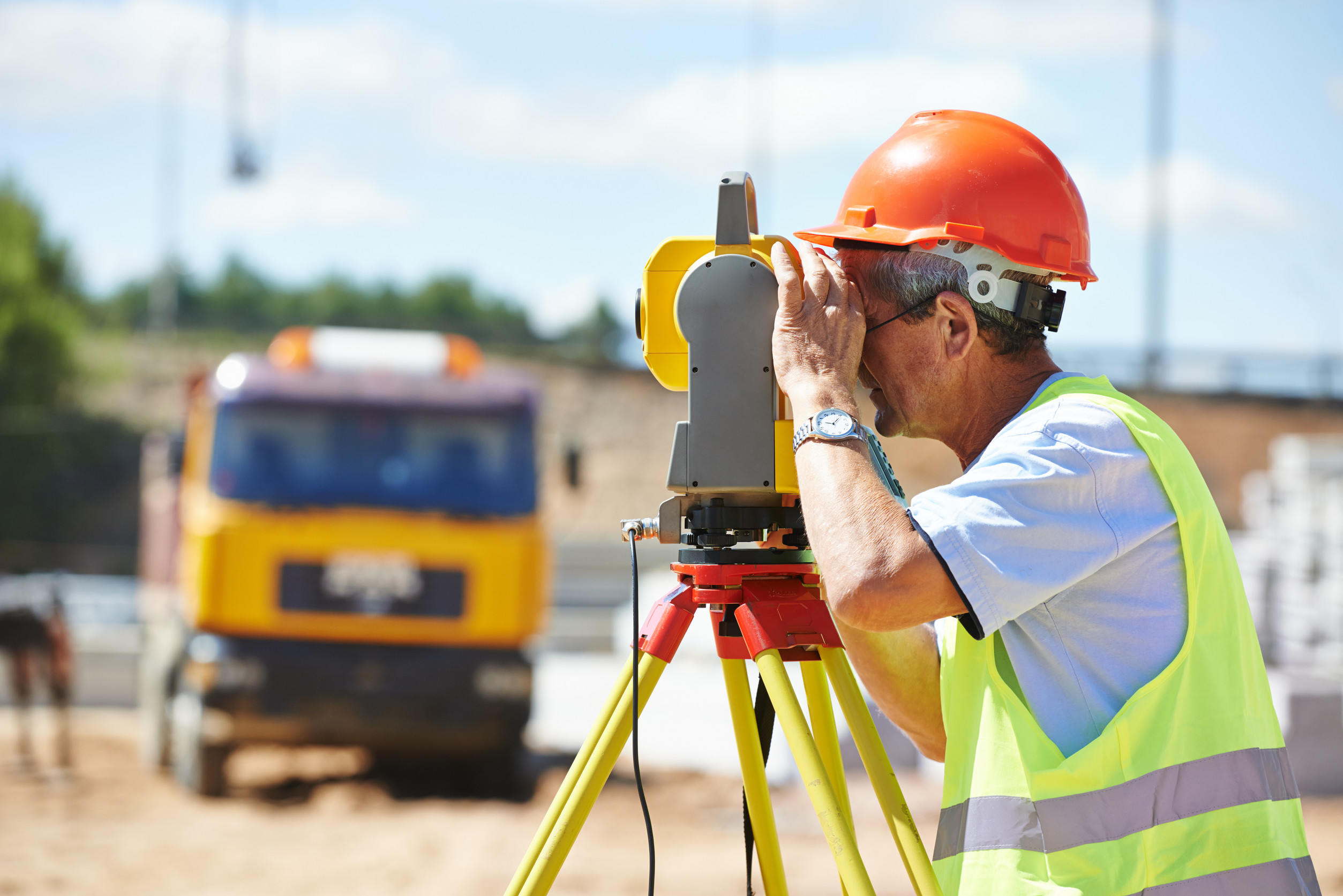 Landvermesser mit Theodolit auf einer Baustelle