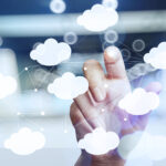 Hand arbeitet mit Cloud computing Diagramm