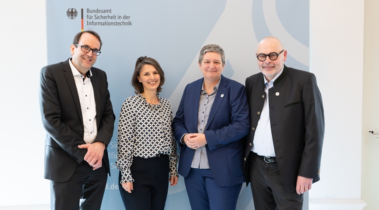 v.l.: Thomas Caspers, designierter BSI-Vizepräsident; Friederike Dahns, BMI-Abteilungsleiterin Cyber- und Informationssicherheit; Claudia Plattner, BSI-Präsidentin; Gerhard Schabhüser, scheidender BSI-Vizepräsident.