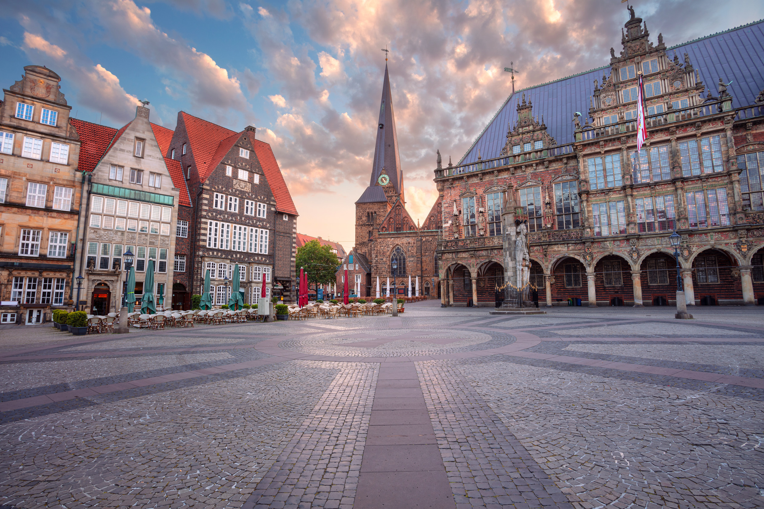 Historischer Marktplatz und Rathaus mit Stufengiebel in Bremen.