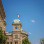 Schweizerflagge auf dem Bundeshaus in Bern.