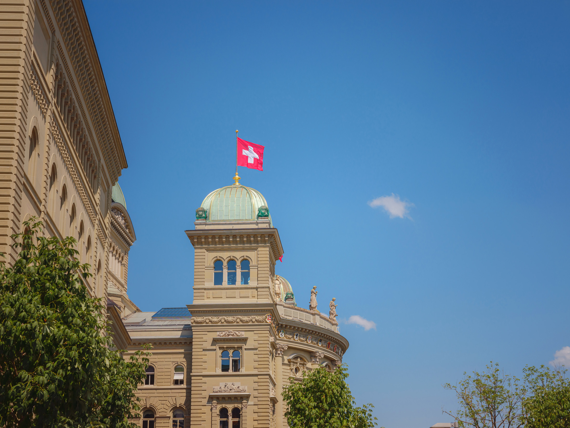 Schweizerflagge auf dem Bundeshaus in Bern.